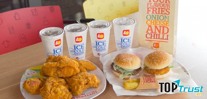 Gà tại đây được rán giòn thơm ngon, nóng hổi, thịt gà mềm vừa ăn và được tẩm ướp nhiều loại sốt đặc biệt