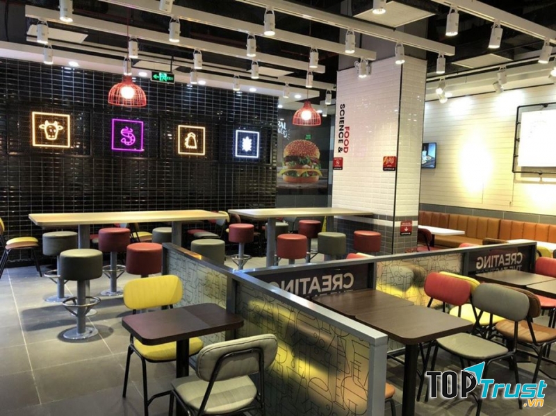 Với không gian rộng rãi, sang trọng, nhân viên phục vụ rất nhiệt tình và chu đáo, mang lại sự hài lòng cho thực khách