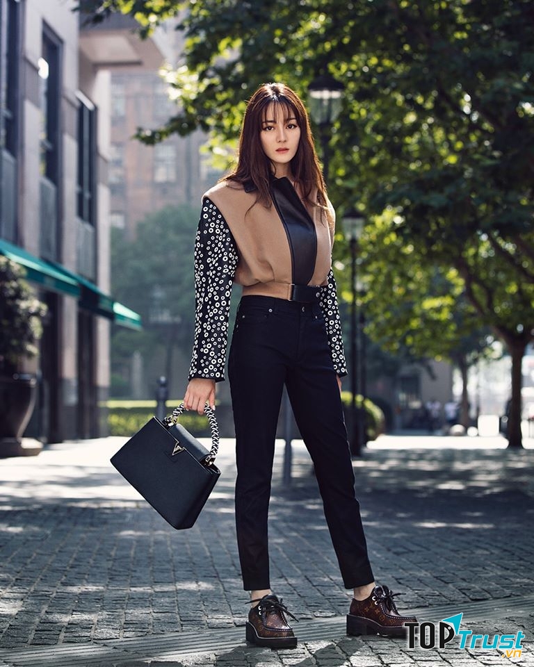 Với những mẫu thiết kế sang trọng và cá tính, luôn làm điên đảo giới thời trang tại Việt Nam nói riêng và thế giới nói chung