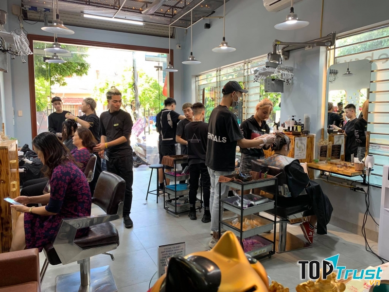 Kỹ thuật viên có tay nghề cao tại Loulee Hair Salon Bắc Giang