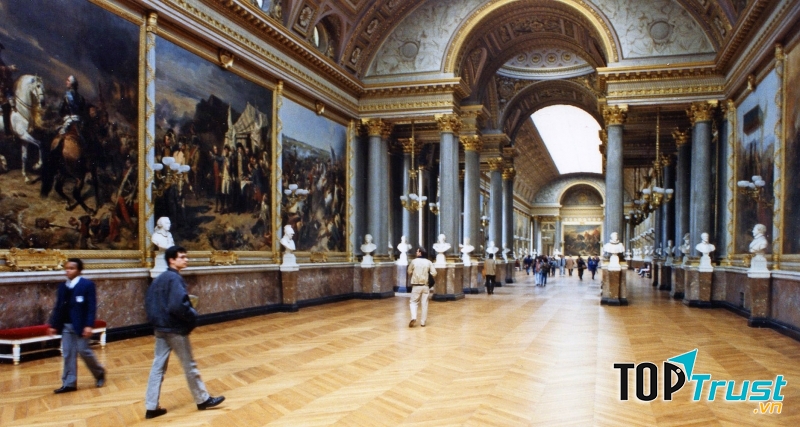 Bên trong bảo tàng Louvre