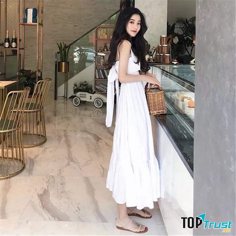 Thiết kế váy bó eo làm tôn lên vòng eo bánh mì nhỏ nhắn, xinh xắn của bạn