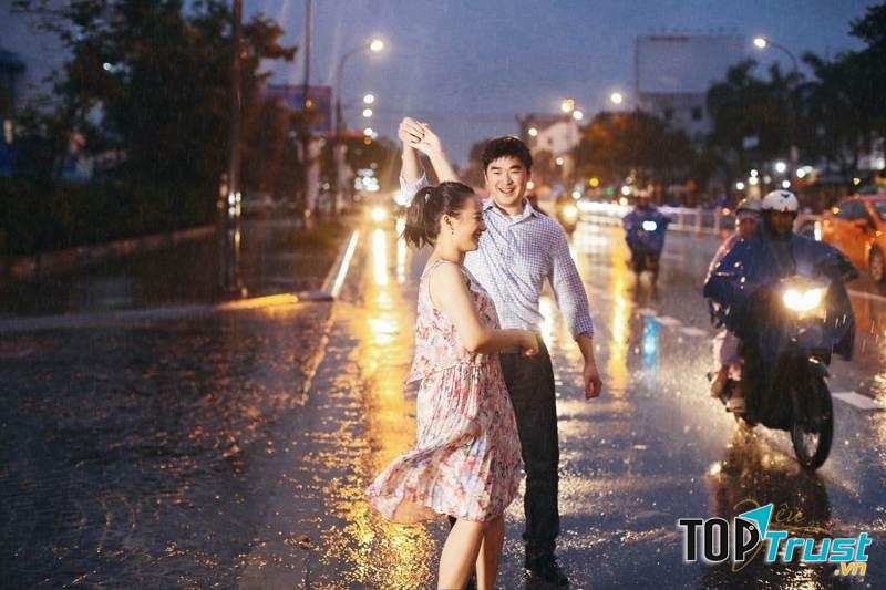 Không gian ngập tràn ánh đèn lung linh, huyền ảo.