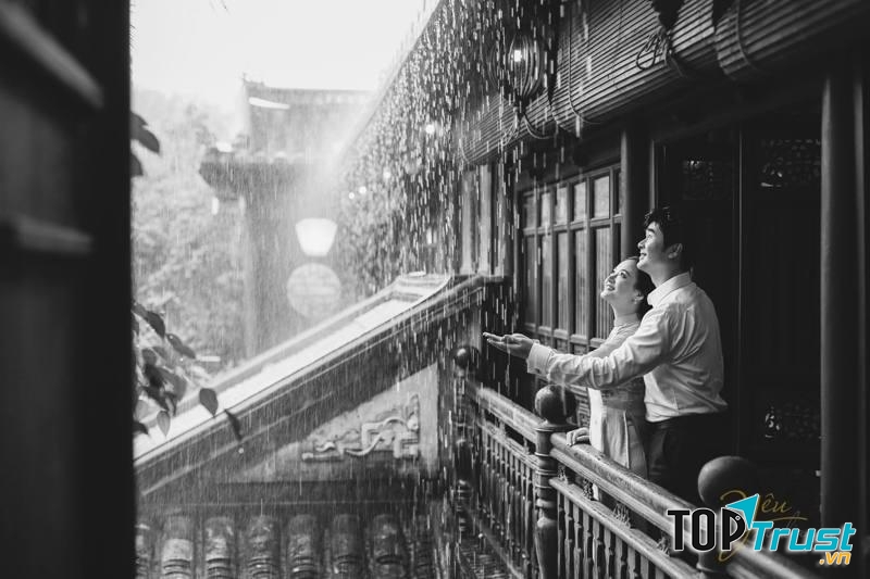 Tận dụng không gian có mái hiên làm đạo cụ