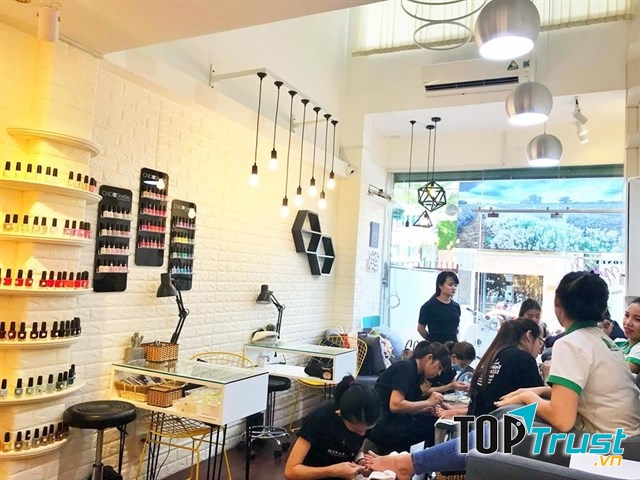 Mặt tiền không cần quá rộng, dựa vào mục tiêu kinh doanh của bạn, khi mở rộng có thể đảm bảo không gian cho 4-5 nhân sự làm việc cùng lúc là phù hợp.