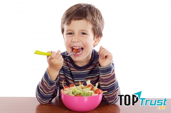 Nên cho con ăn nhẹ trước khi tập bơi.