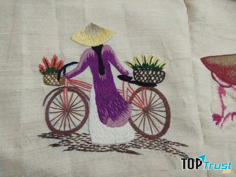 Mẫu khăn thêu thủ công tại lụa tơ tằm Bá Minh