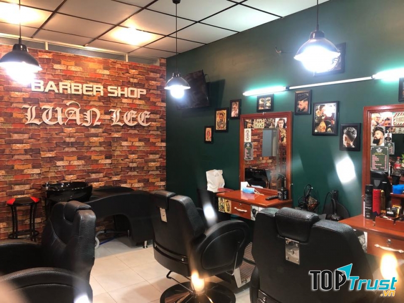 Luân lee barber shop là một tiệm tóc nam mang phong cách barber shop của những năm 1920 kết hợp giữa truyền thống và hiện đại