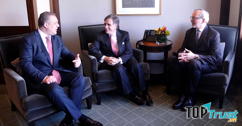 Luật sư Even Chesler (giữa)