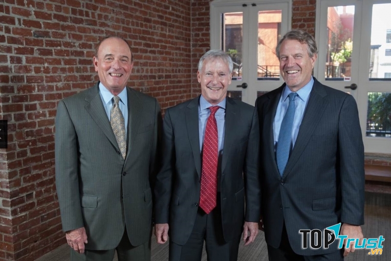 John Keker đứng phía bên trái