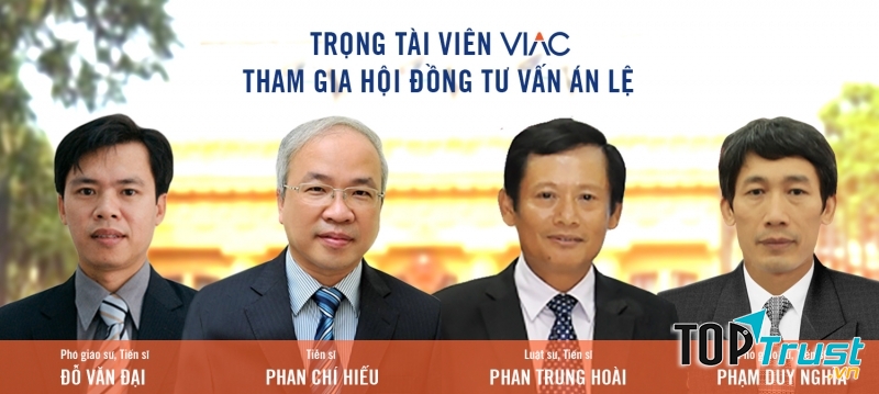 Luật sư Phan Trung Hoài (thứ 3 từ trái sang)