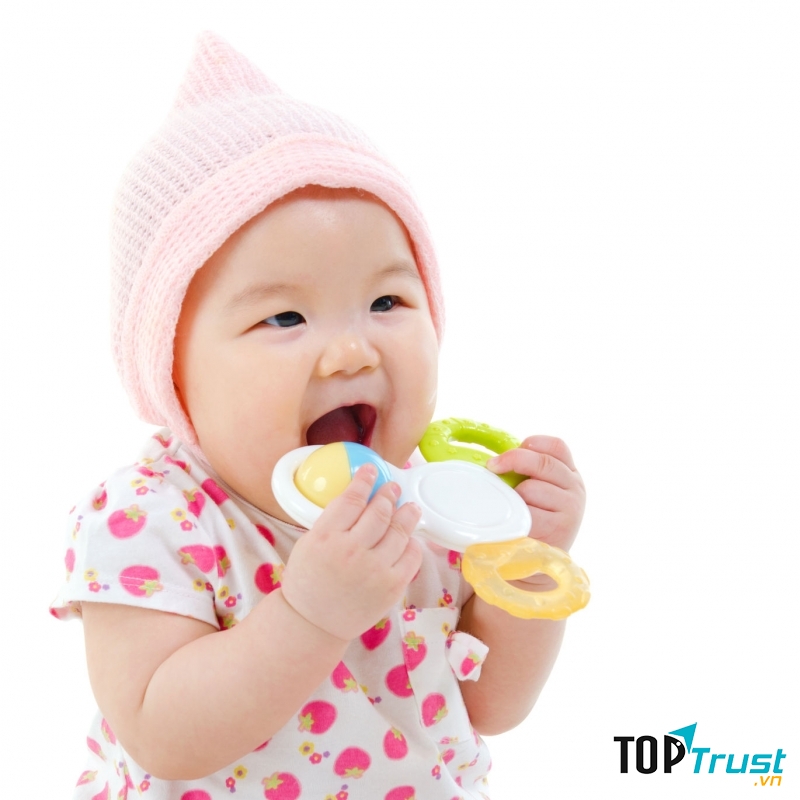 Lục lạc là món đồ chơi tuyệt vời cho bé 1 tháng tuổi.