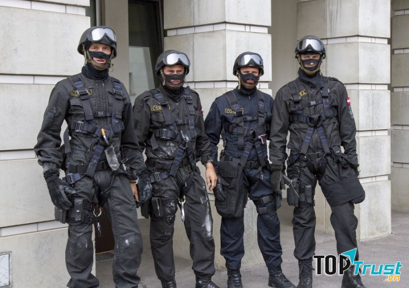 4 chiến sỹ của Lượng lượng EKO, Áo