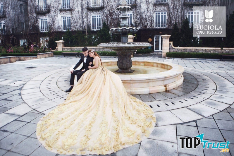 Studio khai thác hình ảnh ấn tượng của các cặp đôi qua phong cách trang điểm tỉ mỉ và sắc sảo