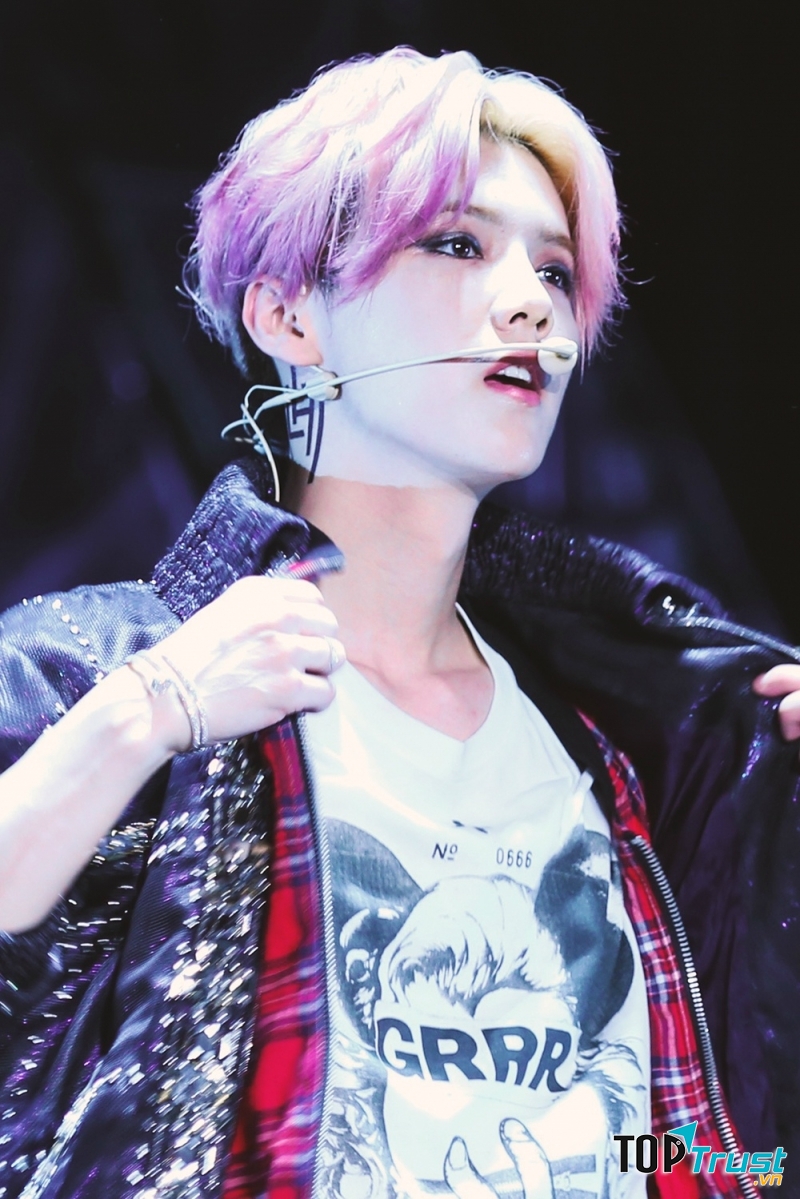 Vẻ đẹp trai của Luhan khiến người cầm máy cũng phải run tay