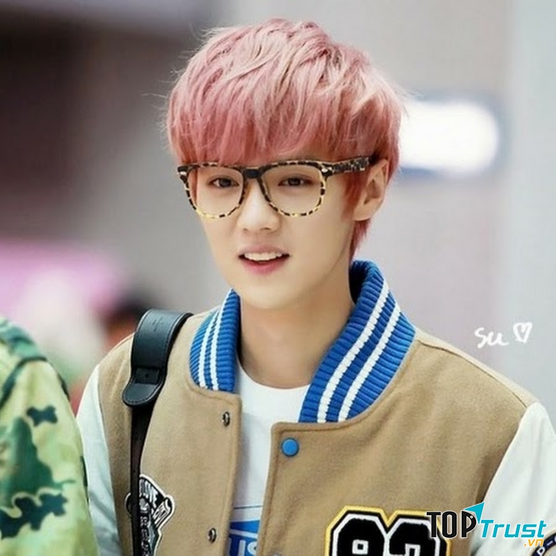 Luhan có khuôn mặt khá là baby. Cậu có một vẻ đẹp ngọt ngào và dễ thương.