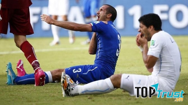 Hình ảnh sau khi Suarez cắn vào vai Chiellini tại vòng chung kết World cup 2014