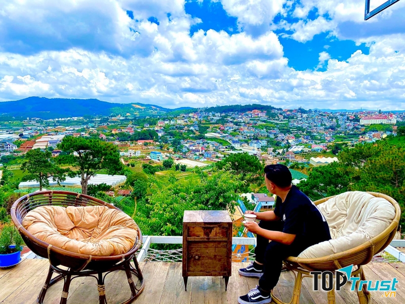 Menu thức uống và bánh của Lululala khá đa dạng.