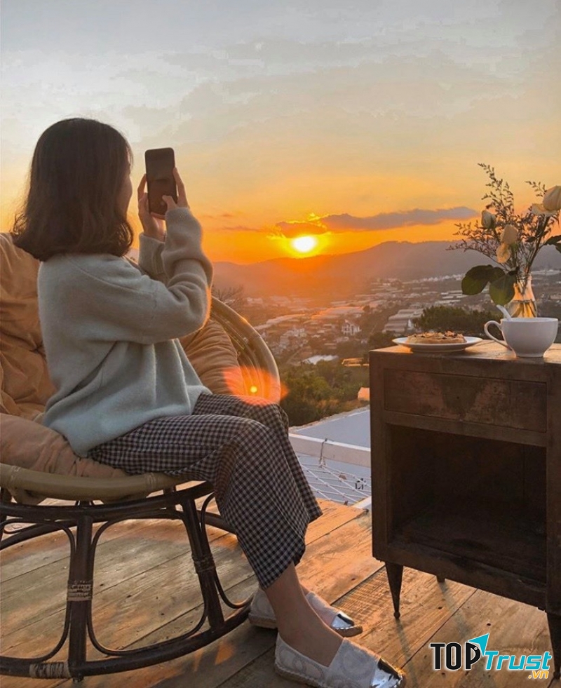Quán Lululala Coffee nằm ngay đầu đèo Prenn, vị trí gần với trung tâm thành phố.
