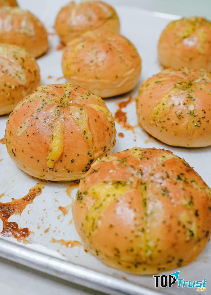 Lumos từ lâu đã trở thành một thương hiệu cà phê-bánh ngọt cực kì quen thuộc ở Cần Thành.