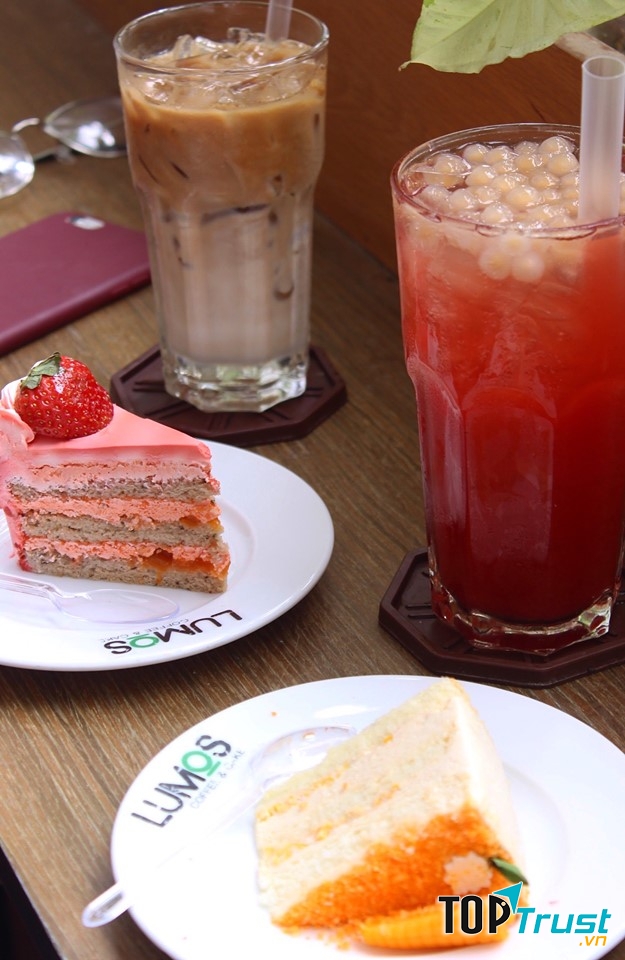 Không gian đơn giản tại Lumos Coffee and Cake