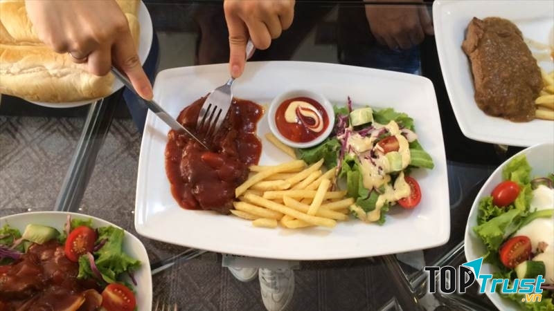 Luna Steak & Pasta