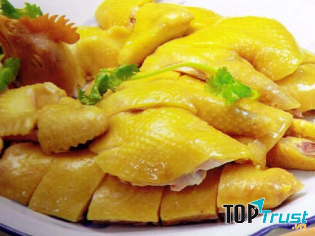 Thêm vào nồi nước luộc gà một củ nghệ, một củ gừng và chút muối tinh sẽ giúp món gà luộc thêm thơm ngon, đẹp mắt.