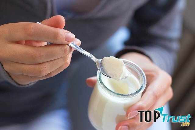 Sữa chua có chứa rất nhiều vi khuẩn lợi cho đường ruột, giúp hệ tiêu hóa khỏe mạnh hơn và giúp khử hoạt tính của một số hóa chất gây hại.