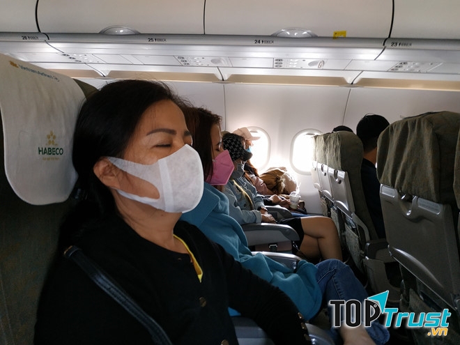 Luôn đeo khẩu trang và giữ khoảng cách tối thiểu 2m với tất cả mọi người