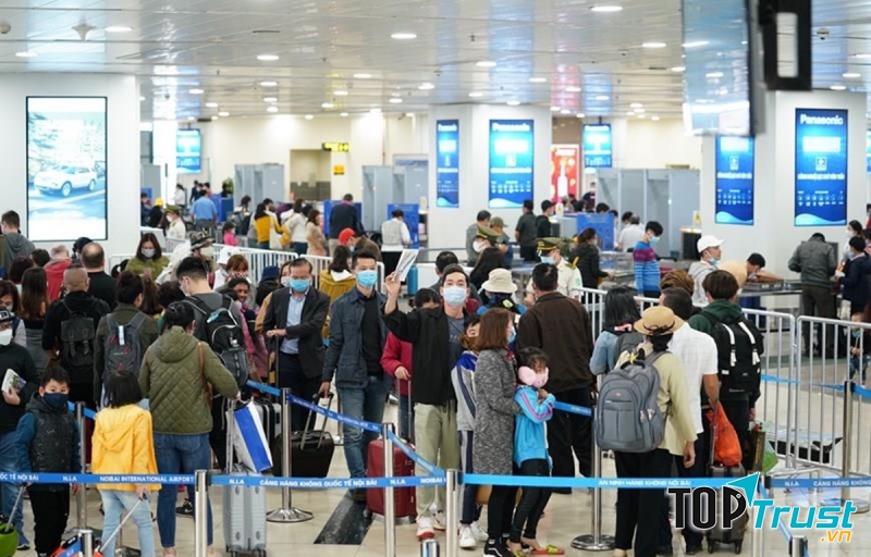 Luôn đeo khẩu trang và giữ khoảng cách tối thiểu 2m với tất cả mọi người