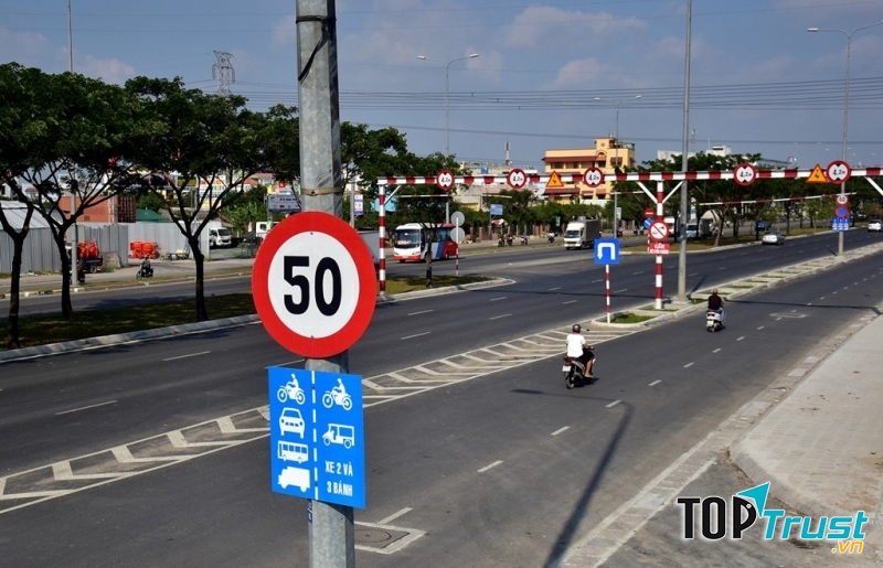 Luôn điều khiển phương tiện giao thông di chuyển đúng với tốc độ quy định