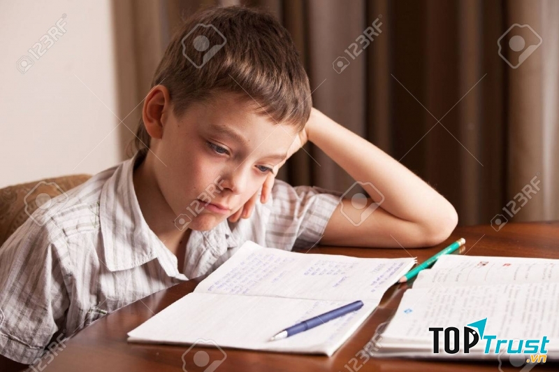 Khi con chán nản, cha mẹ nên biết cách động viên an ủi bé.