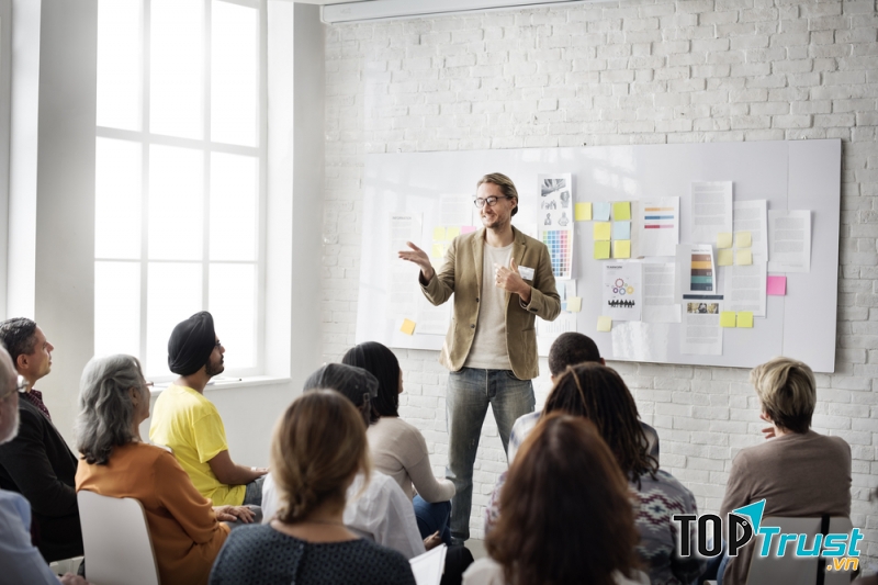 Nếu cần bổ sung thông tin quan trọng, bạn nên chuẩn bị các mẩu giấy nhỏ và phát cho mọi người.