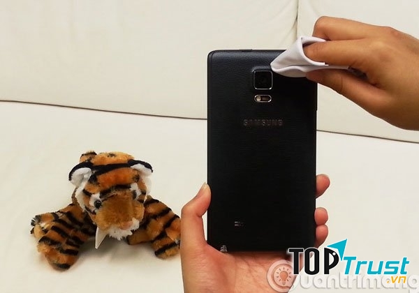 Luôn giữ ống kính camera sạch sẽ