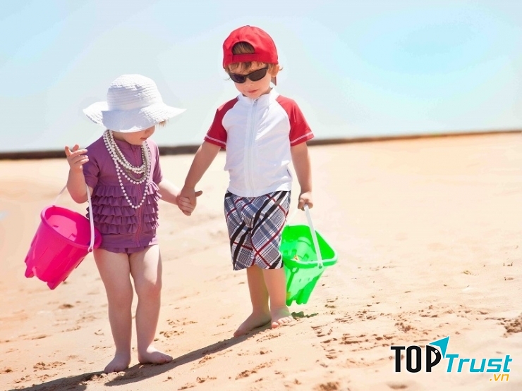 Bé khám phá thế giới xung quanh.