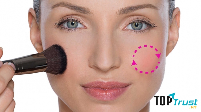 Đối với bất cứ khuôn mặt nào thì bạn cũng nên đánh từ gò má