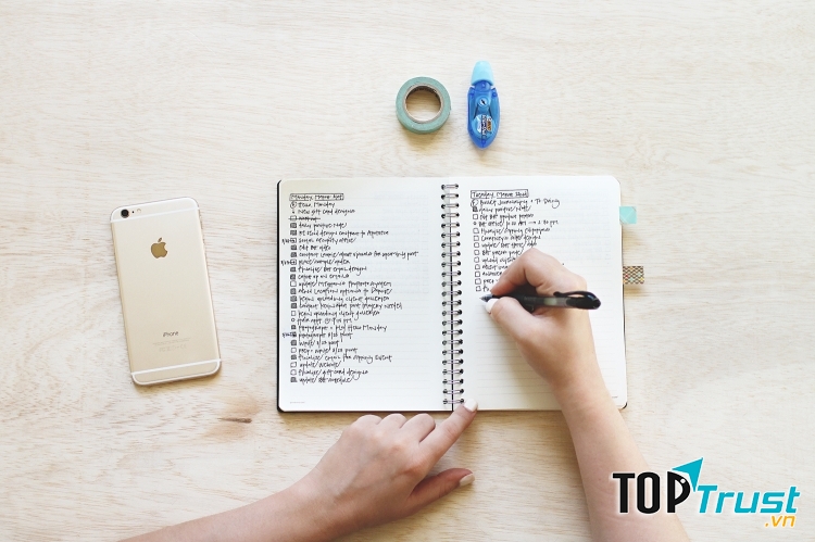 Mang theo các số điện thoại trong túi áo hay bất cứ cái gì mà bạn luôn mang theo người