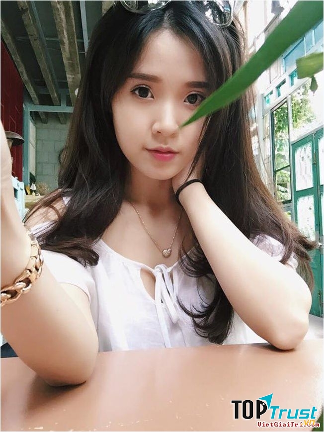 Một bức hình rất tự nhiên khi bạn luồn tay vào tóc