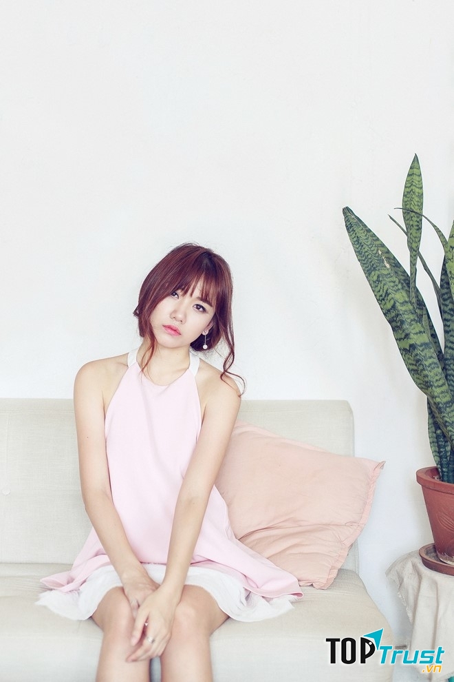 Thông tin hẹn hò cùng với diễn viên MC Trấn Thành giống như một gáo nước lạnh tạt vào người hâm mộ khiến họ hoàn toàn thất vọng và chán ghét hình ảnh của Hari.