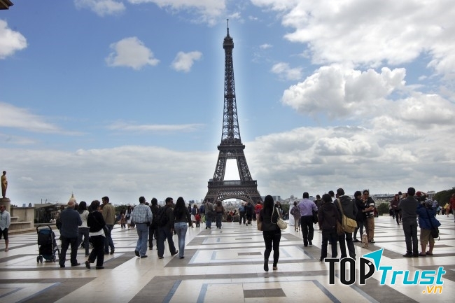 Khách du lịch đến tham quan tháp Eiffel