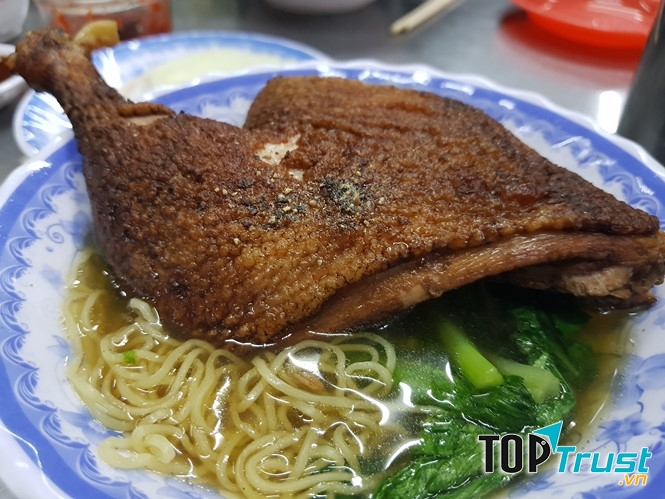 Tô vịt tiềm với sợi mì vàng óng, thịt vịt mềm sẽ làm hài lòng thực khách