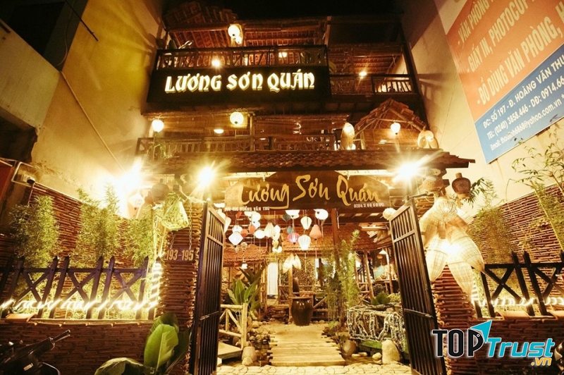 Lương Sơn quán để lại trong mắt khách hàng là một nhà hàng phía bên ngoài có những cây trúc xanh mướt cùng với đèn lồng treo xung quanh