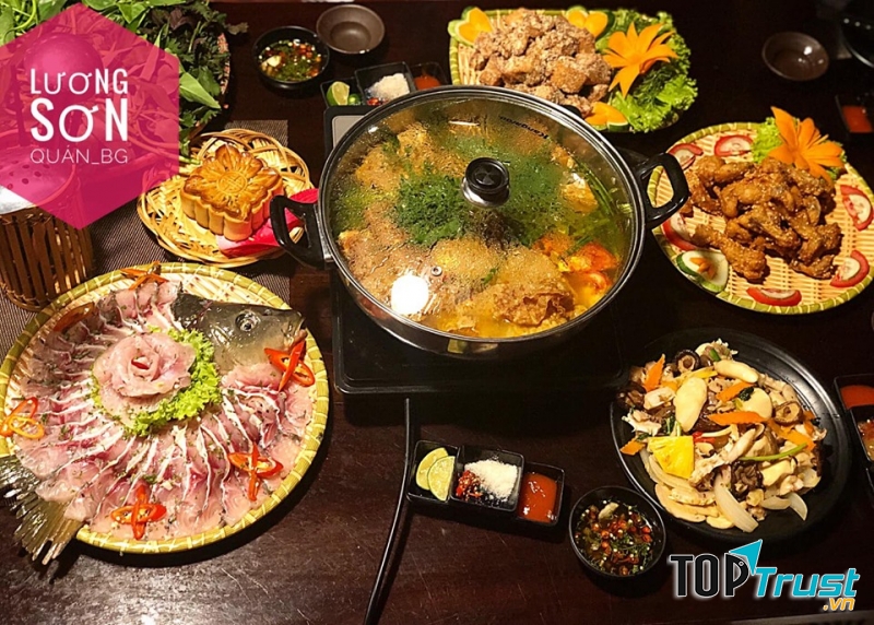 Đồ ăn ở đây thì rất phong phú, từ những món ăn đồng quê, các loại lẩu như lẩu hải sản, lẩu ếch, lẩu cá… đều đủ và được chế biến đa dạng, ngon, chất lượng