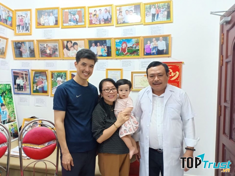 Lương y Nguyễn Phú Lâm cùng gia đình cậu nhóc được sinh ra nhờ bài thuốc của ôngm