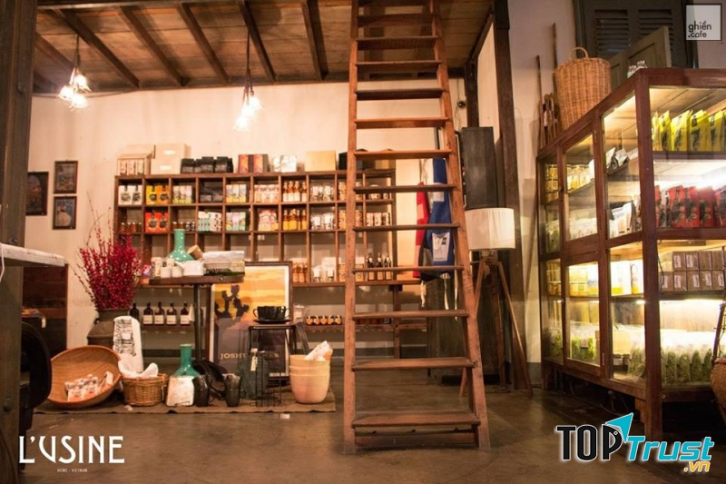L’Usine gồm một cửa hàng thời trang, một của hàng cà phê và phòng trưng bày nghệ thuật được trang trí dựa trên cảm hứng về hình ảnh Việt Nam thời Đông Dương