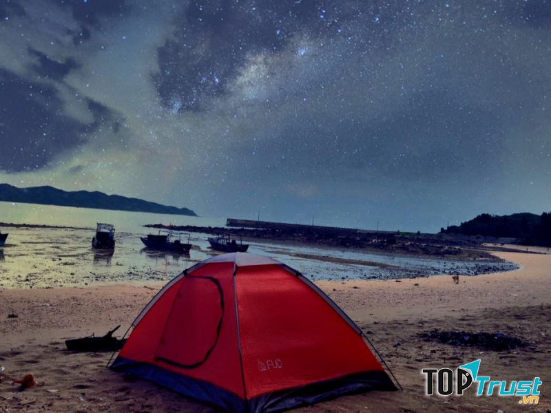 Bạn có thể thuê lều và cắm trại trên bãi biển
