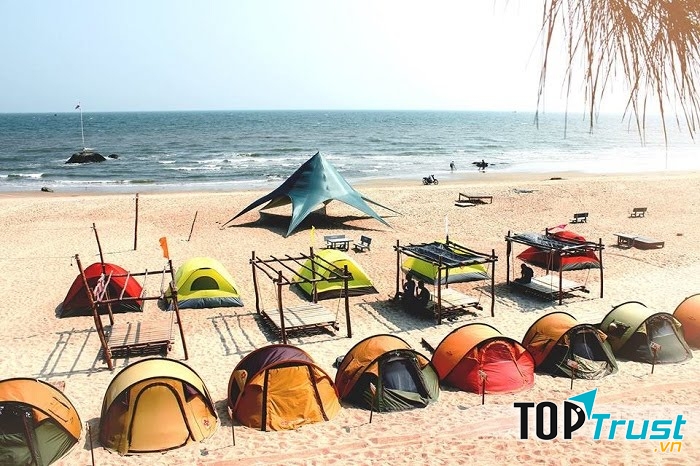 Nếu đi theo nhóm đông người các bạn có thể cắm trại tại bãi