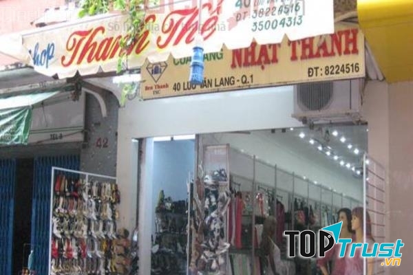 Con đường mua sắm này nằm ở trung tâm quận 1, nhưng giá giày ở đây khá mềm