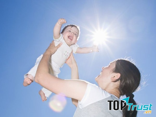 Khi cho con ra tắm nắng, các mẹ nên chú ý nhiệt độ. (Nguồn internet)