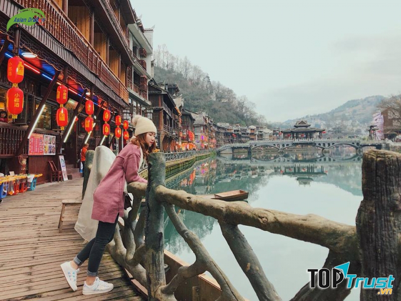 Kinh nghiệm du lịch Phượng Hoàng Cổ Trấn là mang quần dài và áo khoác mỏng